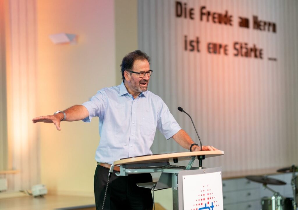 Felix Aeschlimann beim Predigen