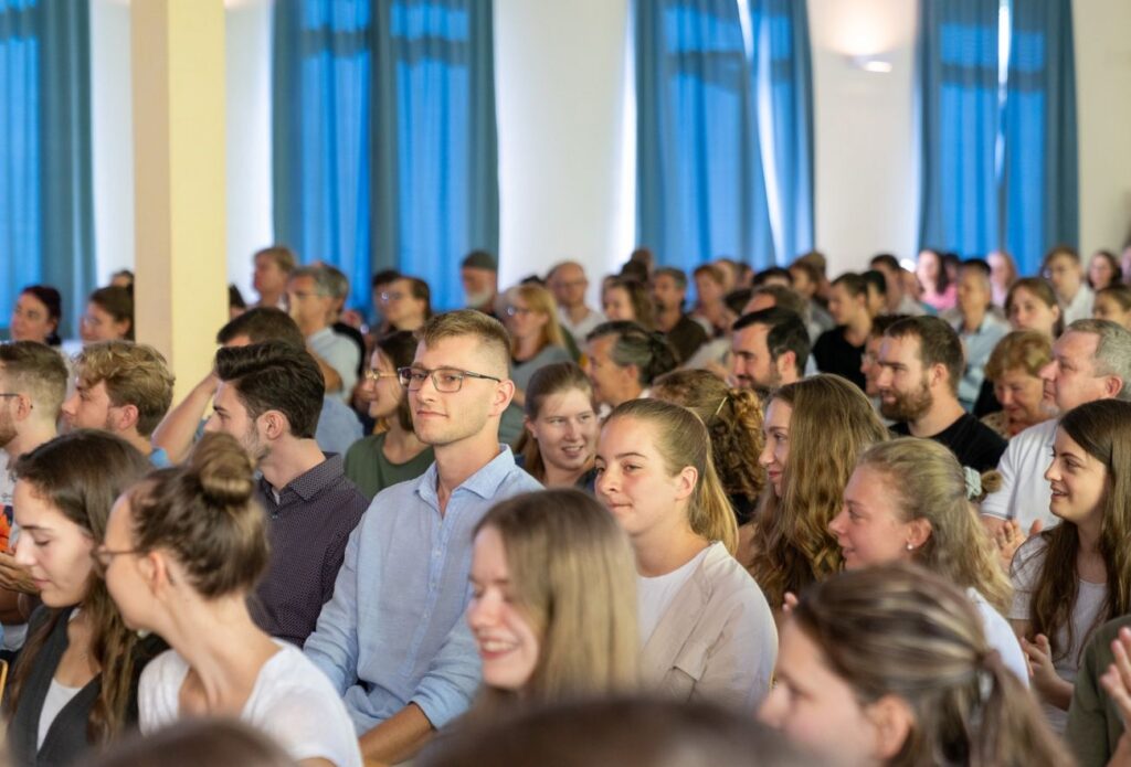 Studierende und Gäste im Gottesdienst